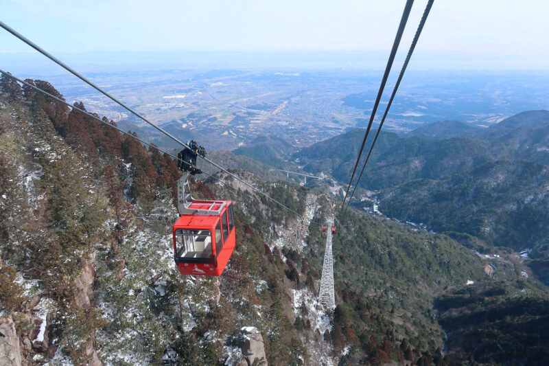 ขึ้นกระเช้าชมวิวขึ้นสู่ยอดเขา